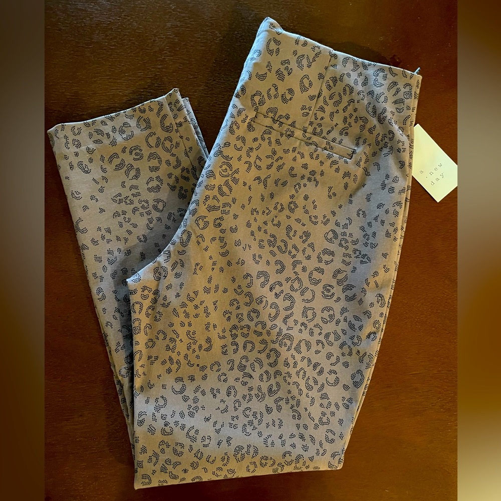 Women’s Printed Stretch Ankle Pants - Taupe Leopard